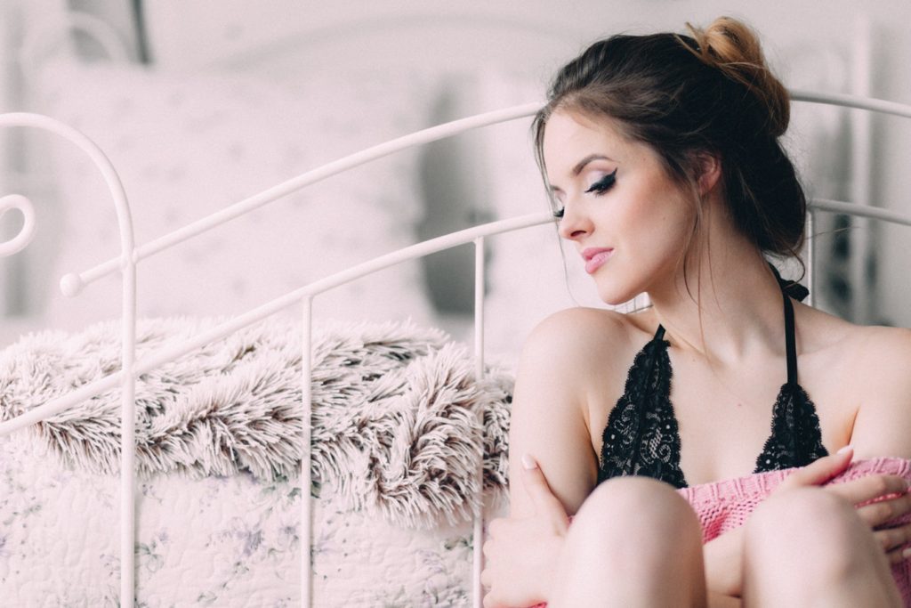 Vrouw in lingerie op bed